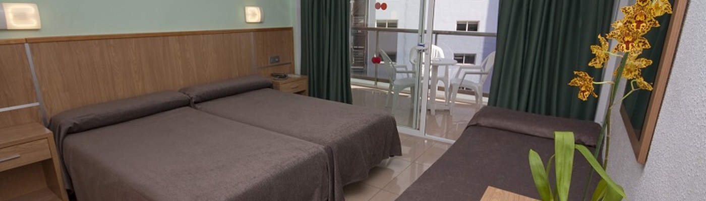 Double room with extra bed pool view Perla Hotel Benidorm